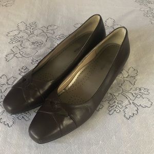 SHOES - Women's Vintage Ros Hommerson Brown Patent Leather Wedge Heel. Size 9